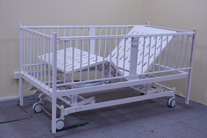 Tempat Tidur Bayi Rumah Sakit Putih Dengan Gambar Kartun OEM Tersedia 1