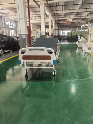 Tempat tidur rumah sakit manual dua fungsi dengan rangka baja yang digulung dingin