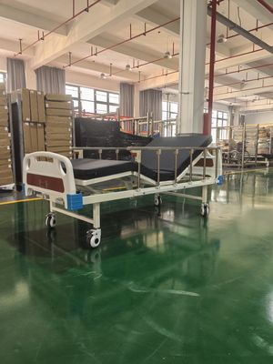 Tempat tidur rumah sakit manual dua fungsi dengan rangka baja yang digulung dingin