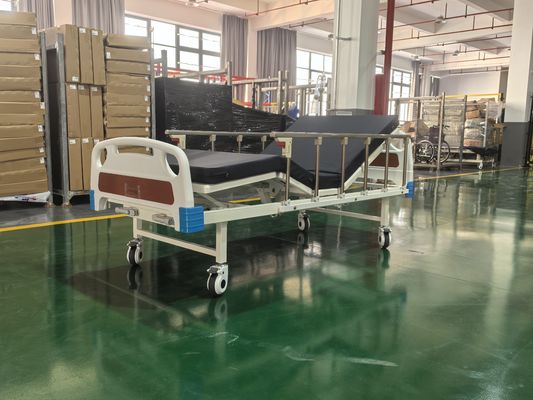 Tempat tidur rumah sakit manual dua fungsi dengan rangka baja yang digulung dingin
