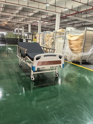 Tempat tidur rumah sakit manual dua fungsi dengan rangka baja yang digulung dingin