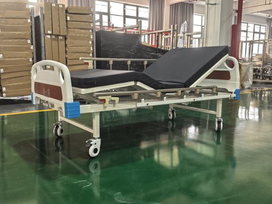 Tempat tidur rumah sakit manual dua fungsi dengan rangka baja yang digulung dingin