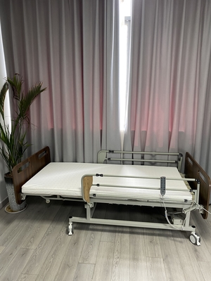 Electric Home orang tua tempat tidur perawat dengan roda yang dapat dikunci