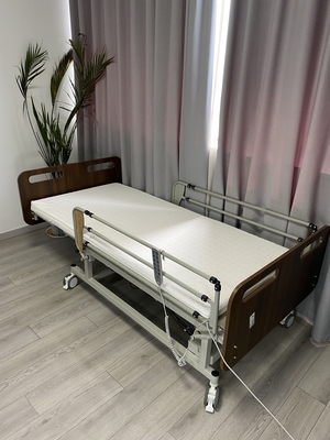 Electric Home orang tua tempat tidur perawat dengan roda yang dapat dikunci