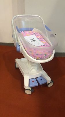 Rumah Sakit Tempat tidur bayi tempat tidur bayi Kontrol Sistem Hidrolik 25kg Beban Troli Bayi Rumah Sakit Putih