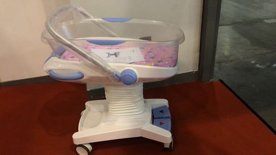 Rumah Sakit Tempat tidur bayi tempat tidur bayi Kontrol Sistem Hidrolik 25kg Beban Troli Bayi Rumah Sakit Putih