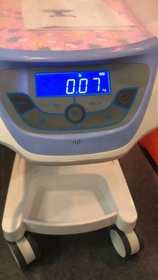 Rumah Sakit Tempat tidur bayi tempat tidur bayi Kontrol Sistem Hidrolik 25kg Beban Troli Bayi Rumah Sakit Putih