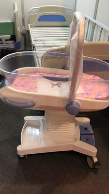 Rumah Sakit Tempat tidur bayi tempat tidur bayi Kontrol Sistem Hidrolik 25kg Beban Troli Bayi Rumah Sakit Putih