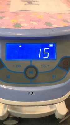 Rumah Sakit Tempat tidur bayi tempat tidur bayi Kontrol Sistem Hidrolik 25kg Beban Troli Bayi Rumah Sakit Putih