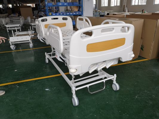Tiga Engkol Manual Tempat Tidur Perawatan Pasien ICU Rel Sisi PP Tempat Tidur Rumah Sakit Manual Pediatric