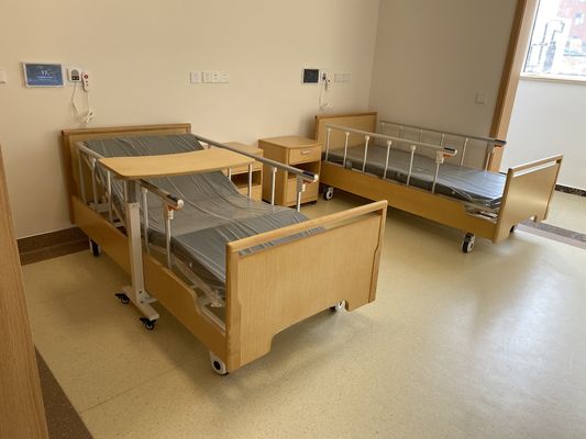 Rumah Sakit Aluminium alloy pagar pembatas bahan kayu dua fungsi tempat tidur manual