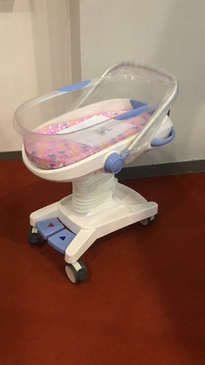Tempat Tidur Bayi Rumah Sakit Putih Serbaguna yang Dapat Disesuaikan Untuk Menyusui Bayi Baru Lahir