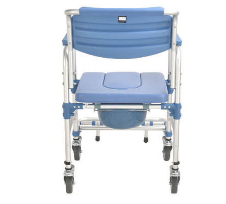 Bingkai Paduan Aluminium Biru PP Kursi Toilet Empat Roda Dengan Rem